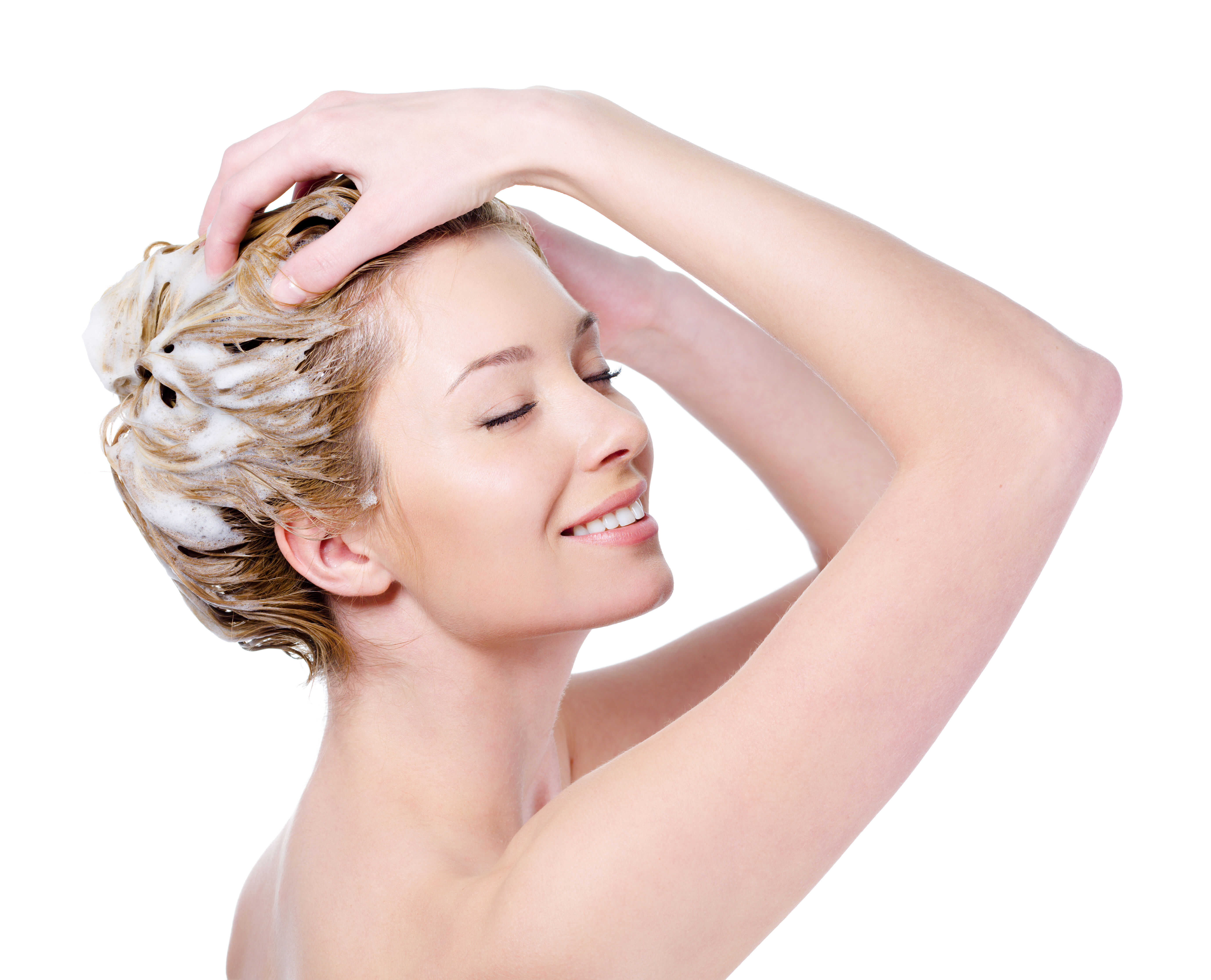 Professionelle Haarkosmetik: blonde Frau mit Shampoo im Haar