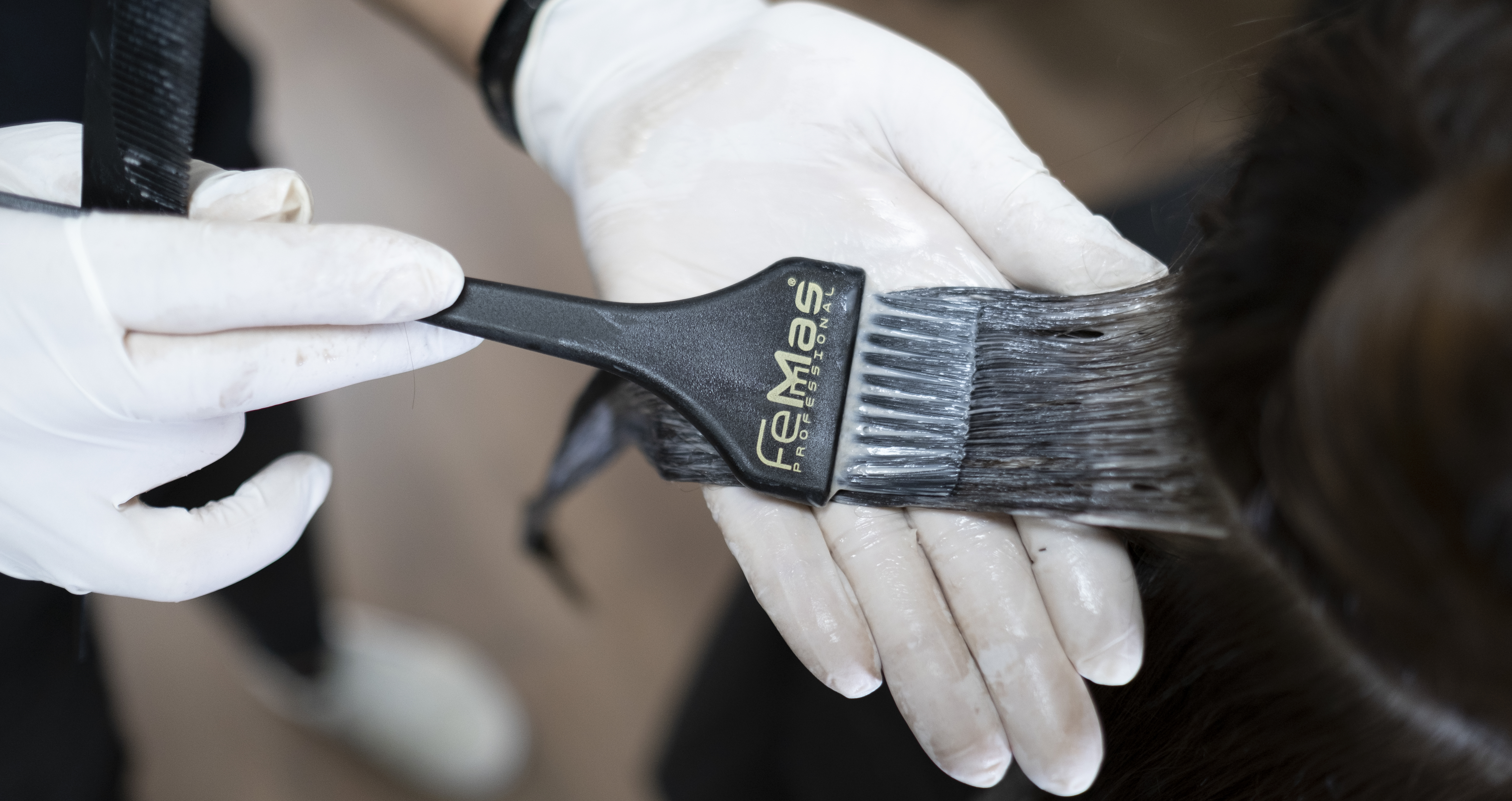 Produkt wird mit FemMas Pinsel auf Haare aufgetragen